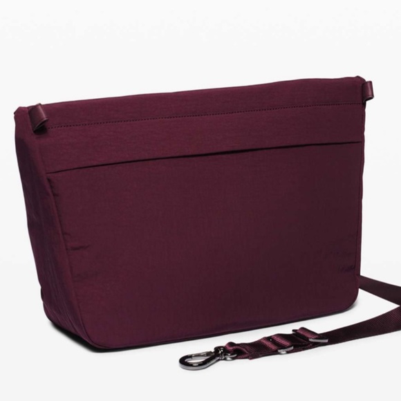 Lululemon All Night Festival Bag Large 10L Cassis Nwt Fits a Laptop - Picture 4 of 9